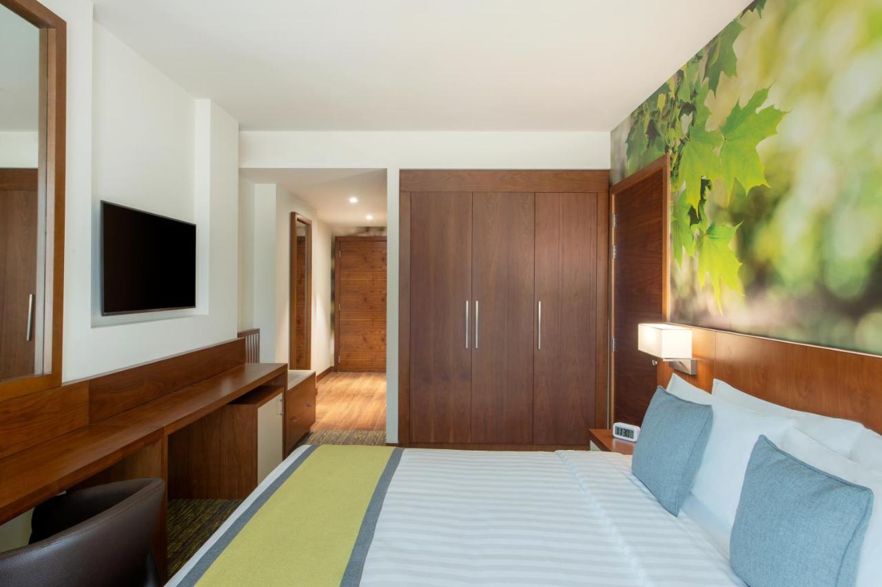 Wyndham Garden Muscat Al Khuwair Mascate Exterior foto